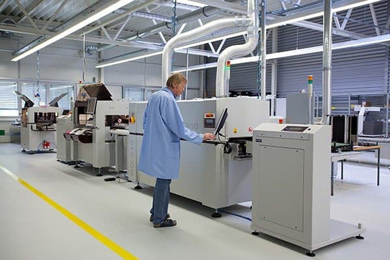Electronics production line with SMT placement